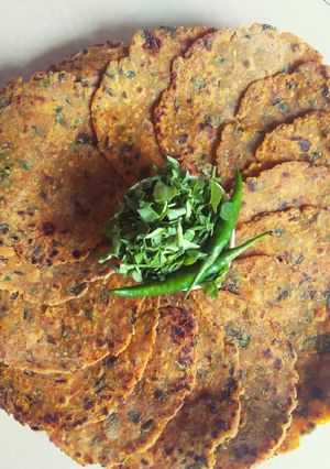મેથી ના ઢેબરાં (Methi Dhebra Recipe In Gujarati) રેસીપી મુખ્ય ફોટો