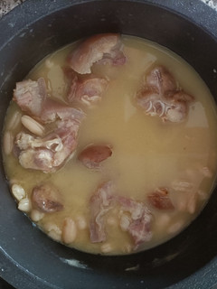 Una foto de Judías blancas con careta de cerdo