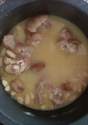 Una foto de Judías blancas con careta de cerdo