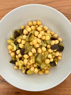 Una foto de 🍆 Garbanzos con berenjena al curry 💛