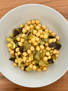 Una foto de 🍆 Garbanzos con berenjena al curry 💛