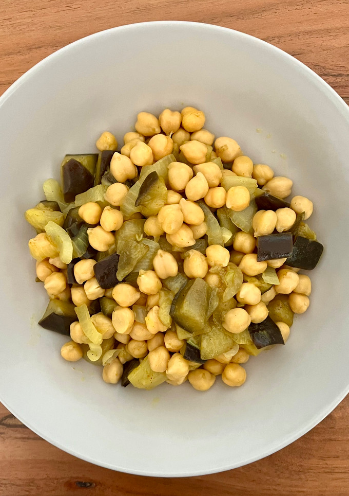 Una foto de 🍆 Garbanzos con berenjena al curry 💛