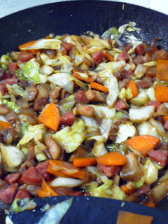 A picture of stir-fry pork with cabbage and carrots.