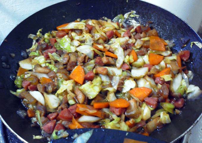 stir-fry pork with cabbage and carrots