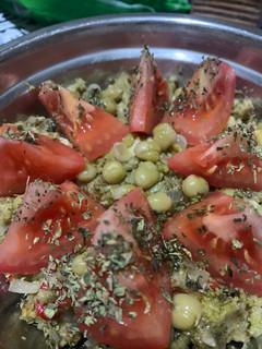 Una foto de Revoltijo con brócoli y tomate