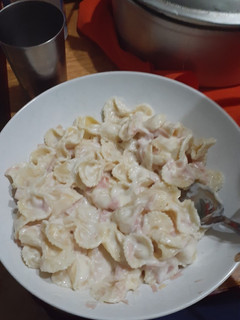 Una foto de Fideos con salsa blanca🥰