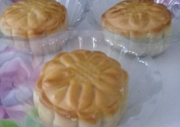 Kue bulan isi kacang hijau.