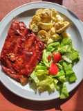 Ribs de cerdo con ensaladas mixta y de papines y huevo