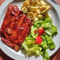 Una foto de Ribs de cerdo con ensaladas mixta y de papines y huevo