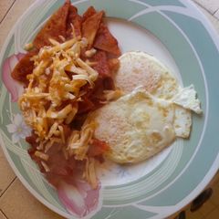 A picture of Chilaquiles.