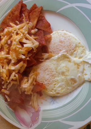 A picture of Chilaquiles.
