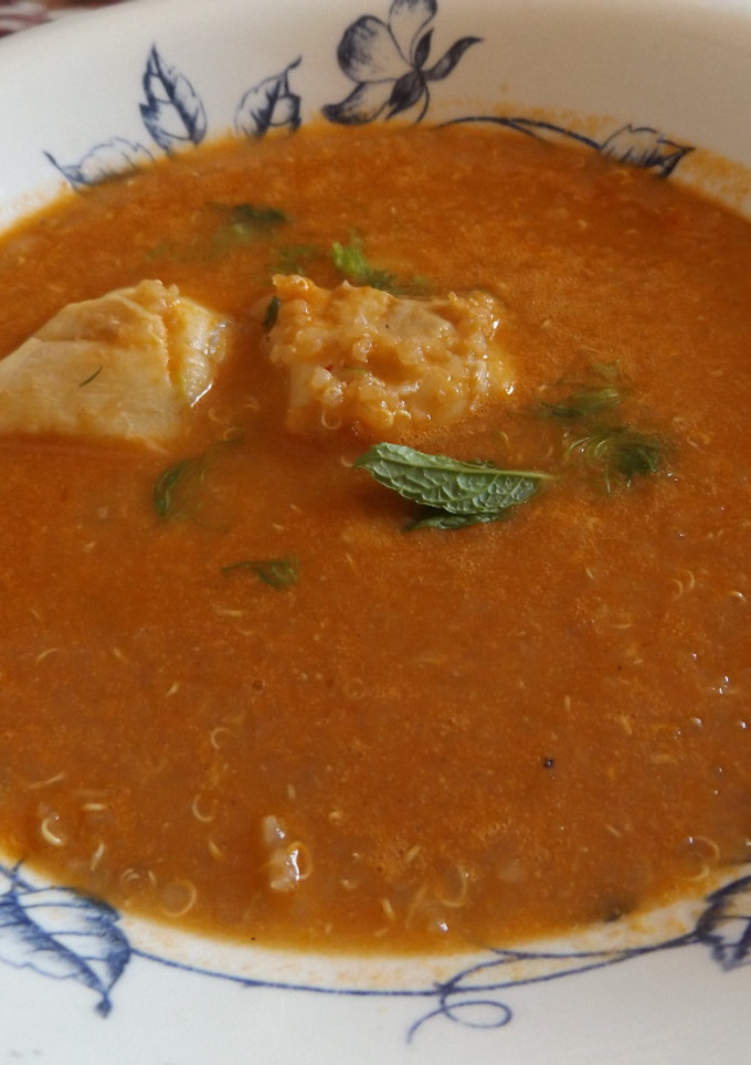 Una foto de Sopa de quinoa real y rape
