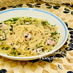 A picture of Egg noodles in chicken broth.