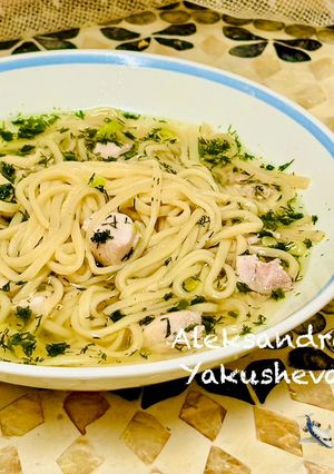A picture of Egg noodles in chicken broth.