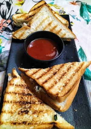ক্রীমি চিকেন স্যান্ডুইচ (Creamy chicken sandwich recipe in Bengali) রেসিপির প্রধান ছবি