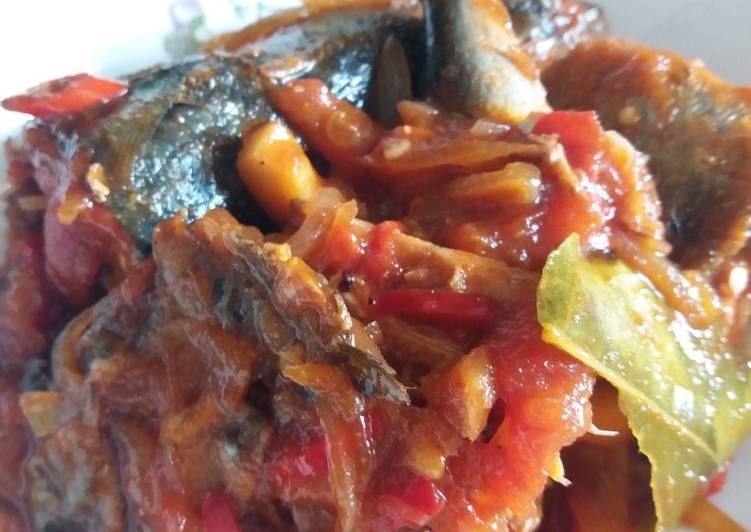 Langkah Mudah untuk Membuat Ikan salem bumbu sarden, Bisa Manjain Lidah