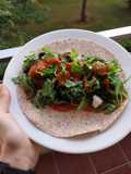 Wrap de rúcula mediterráneo