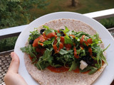 Wrap de rúcula mediterráneo