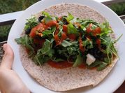 Una foto de wraps de rúcula