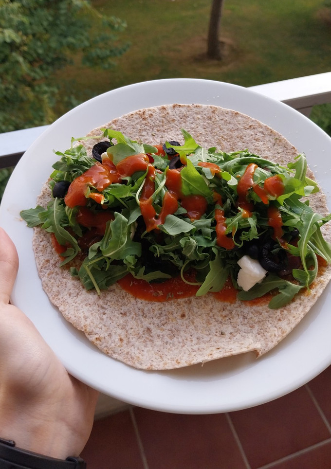 Una foto de Wrap de rúcula mediterráneo