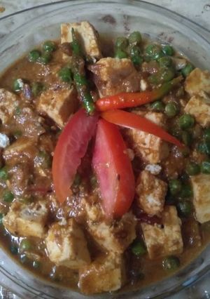 A picture of Sahi matar paneer.