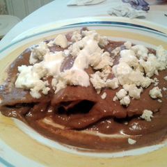 A picture of Enfrijoladas mexicanas (Real mexican enfrijoladas).
