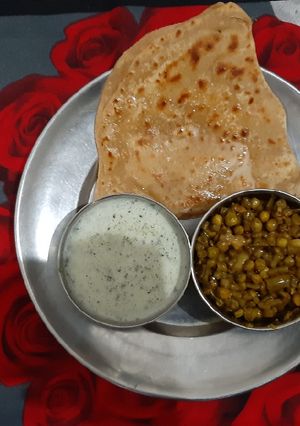 A picture of Triangle Parantha,bhathu raita and mungre ki sbji.