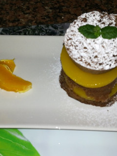 Una foto de Milhojas de bizcocho esponja de chocolate y gelatina de naranja