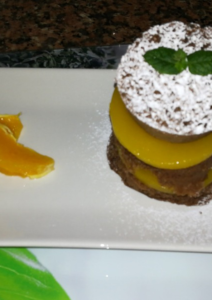 Una foto de Milhojas de bizcocho esponja de chocolate y gelatina de naranja