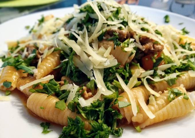 Castellani al ragù di agnello, rucola e scaglie di caciocavallo