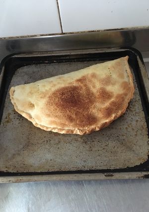Una foto de Calzone de atún