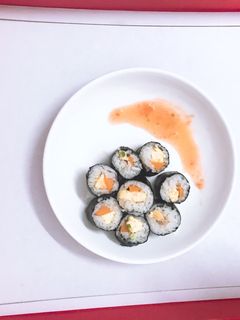 Hình của món Cơm cuộn chấm sốt cà.