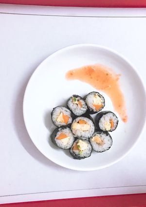 Hình của món Cơm cuộn chấm sốt cà.