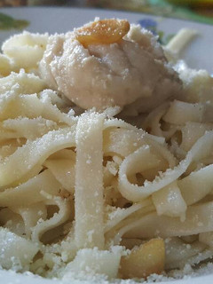 Una foto de Cintas de sémola con salsa de hongos y queso