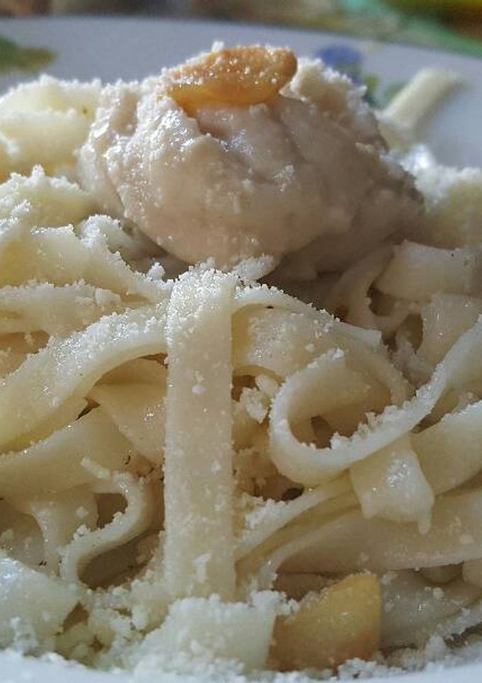 Una foto de Cintas de sémola con salsa de hongos y queso