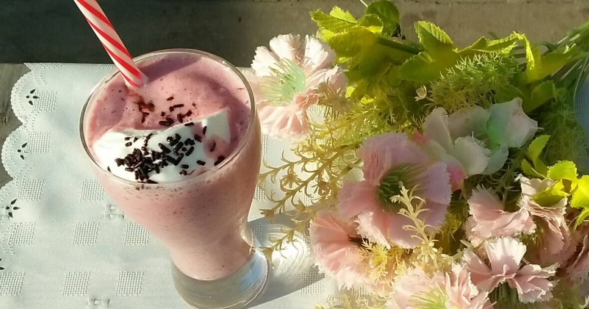 Strawberry Shake With Vanilla Ice Cream Recipe By Saba Butt Cookpad