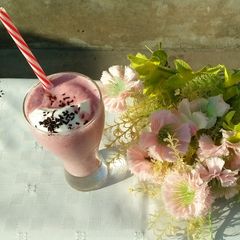 A picture of Strawberry shake with vanilla Ice cream🍓🍸🍦.
