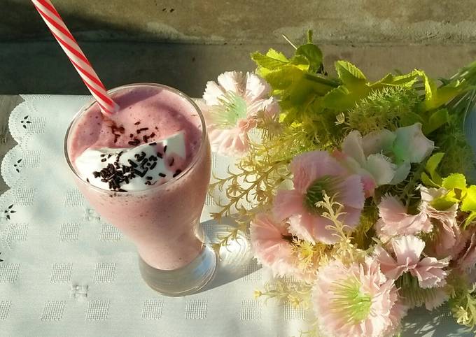 Strawberry shake with vanilla Ice cream🍓🍸🍦