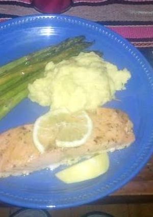 A picture of salmon and asparagus deliciousness x).