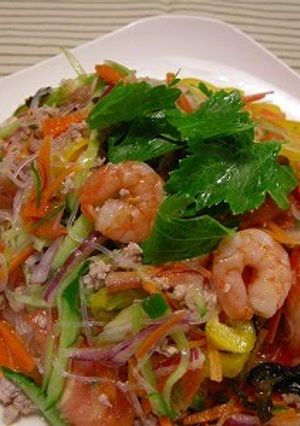 A picture of Yum Woon Sen (Thai Cellophane Noodle Salad).