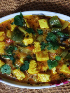 पनीर शिमला मिर्च करी (paneer shimla mirch curry recipe in Hindi) रेसिपी मुख्य फोटो