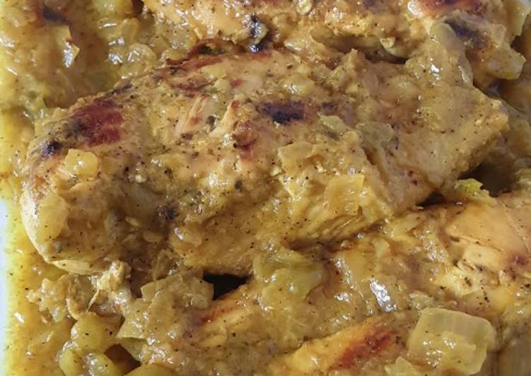 Pechuga de pollo en salsa de nata y curry