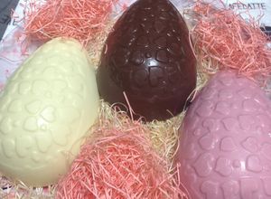 Una foto de Huevos de Pascuas tradicional en tres colores!!