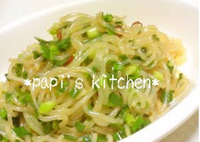 Step-by-Step Guide to Prepare Homemade Packed with Green Onions! Spicy Stir Fried Shirataki Noodles