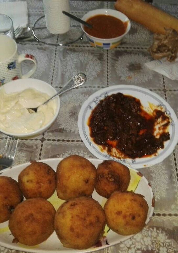 Una foto de Bombas de patata rellenas de carne