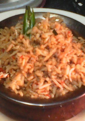 A picture of Chicken biriyani/ spicy chicken rice.