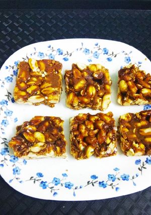 বাদাম চিক্কি(Peanut chikki recipe in Bengali) রেসিপির প্রধান ছবি