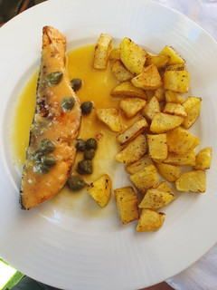 Una foto de Salmón con salsa de naranja