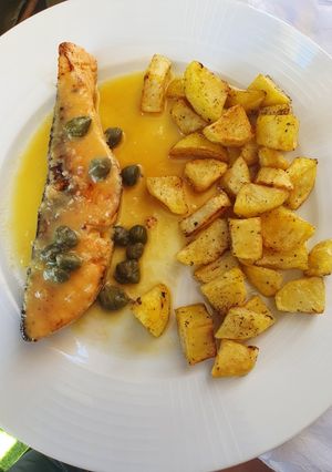 Una foto de Salmón con salsa de naranja