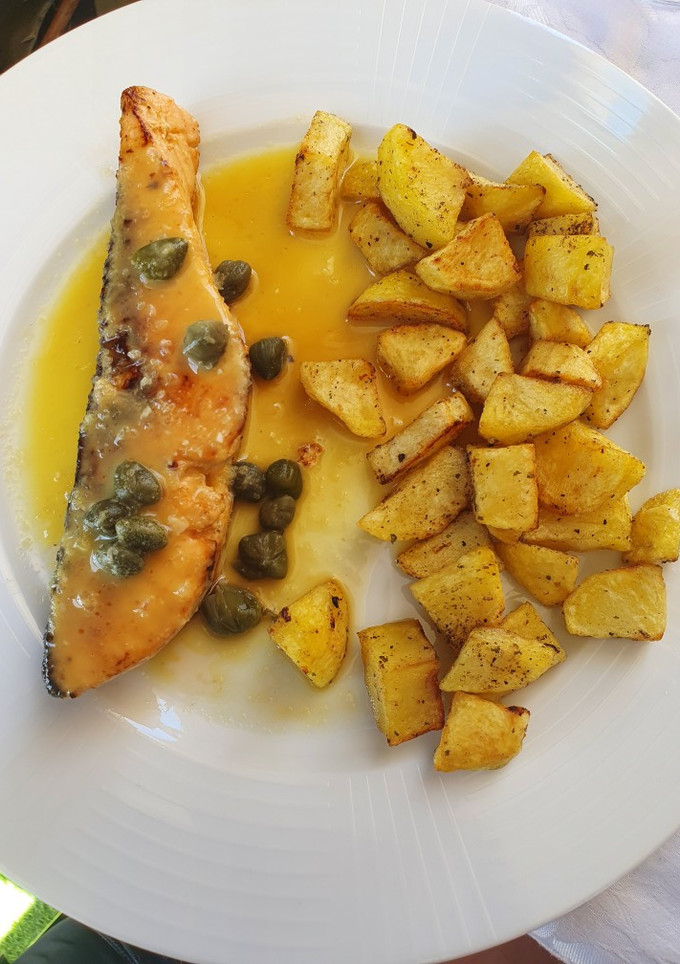 Una foto de Salmón con salsa de naranja